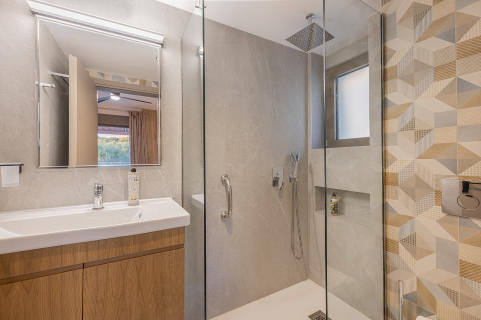 Villa Terra - Bathroom 1, First Floor