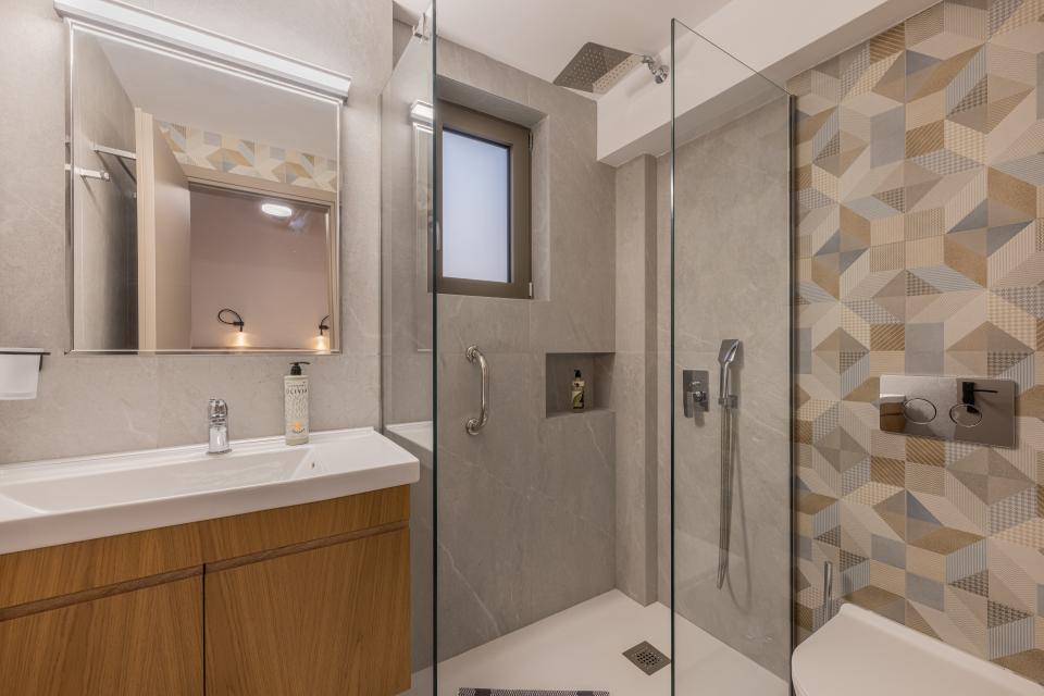 Villa Terra - Bathroom 2 First Floor